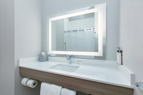 Holiday Inn Express Hotel & Suites Marshall image 29