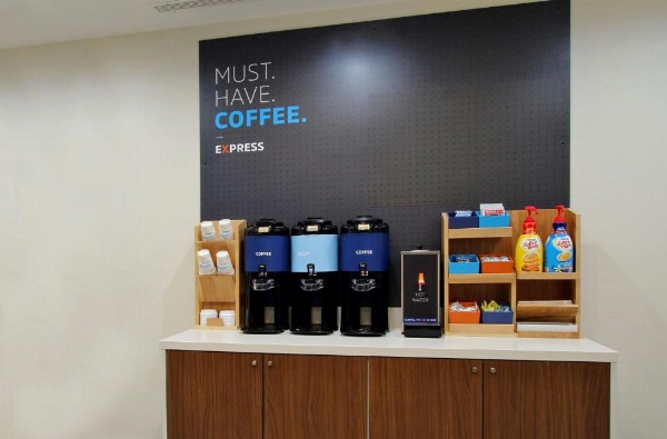 Holiday Inn Express Hotel & Suites Marshall image 8